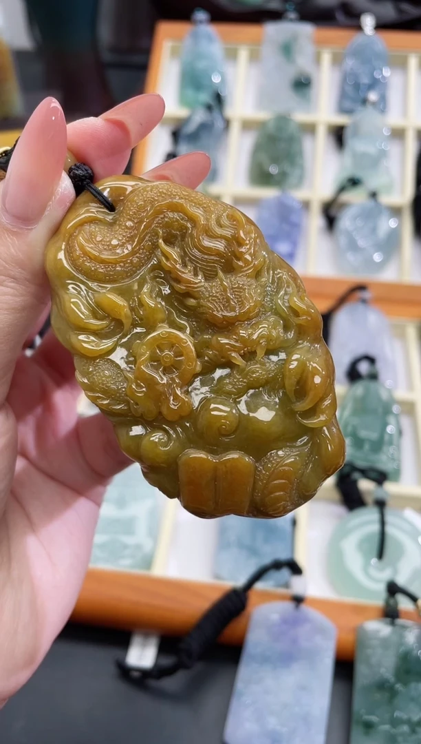 翡翠未镶嵌颈饰龙牌