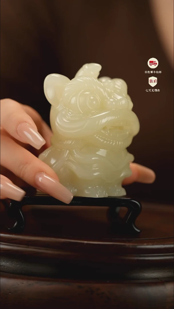 云南石竹叶青雕刻：吉庆醒狮摆件