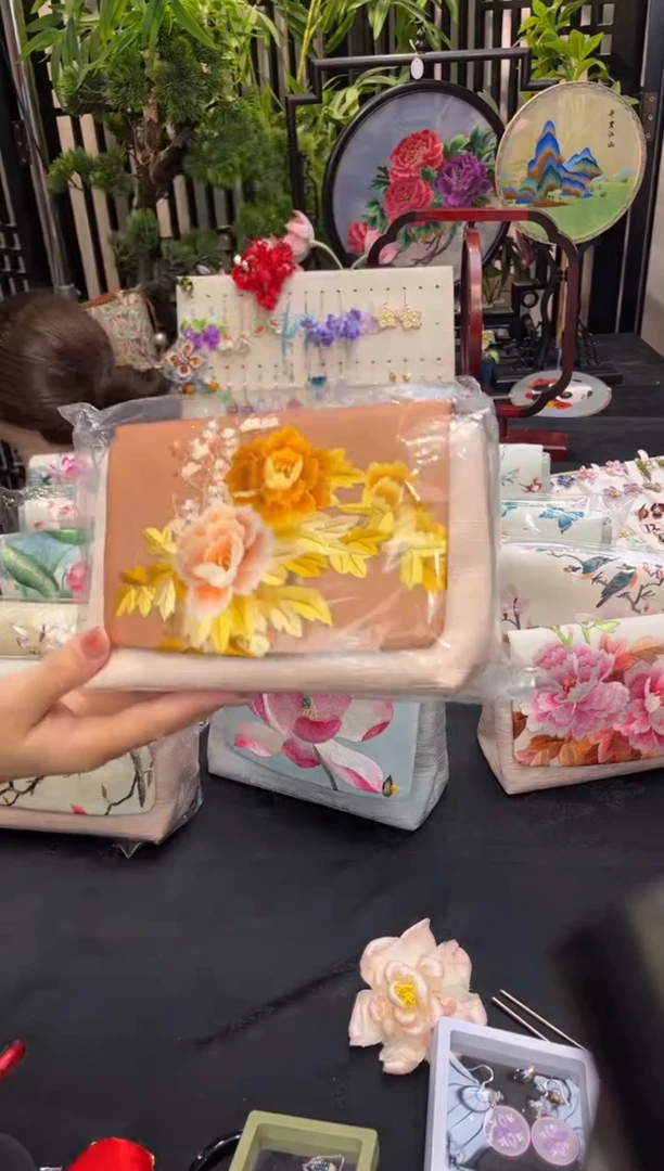 织绣浮**爱非遗苏绣手工饰品