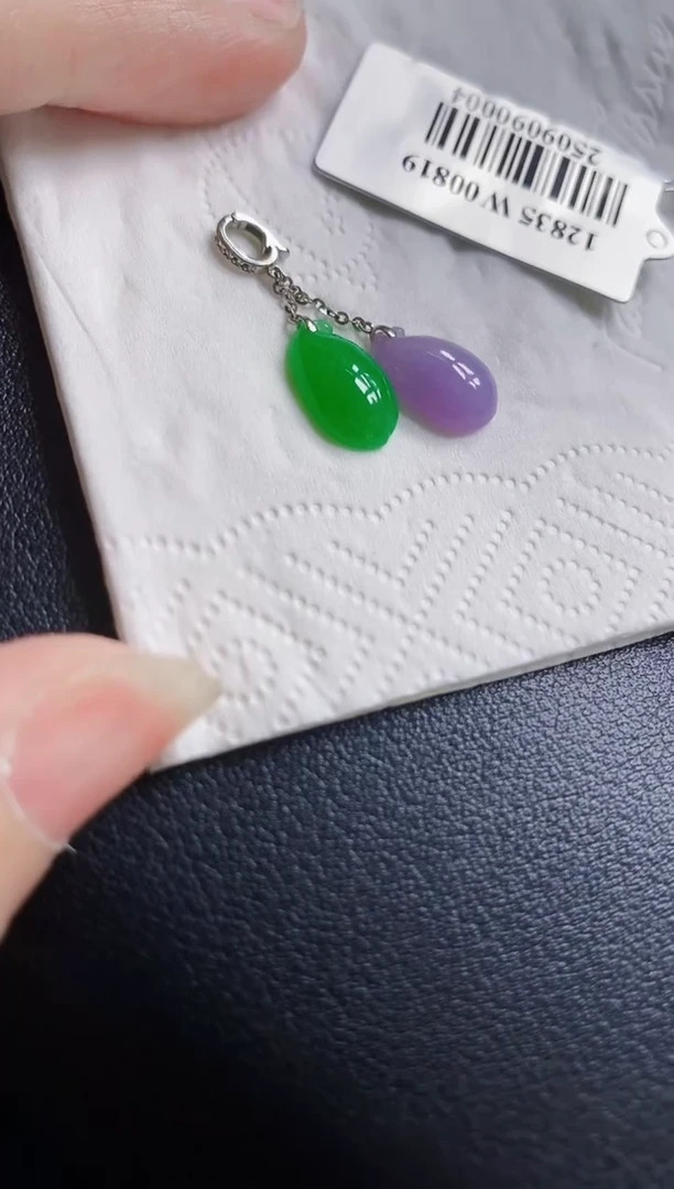 颈饰18K金镶嵌翡翠吊坠