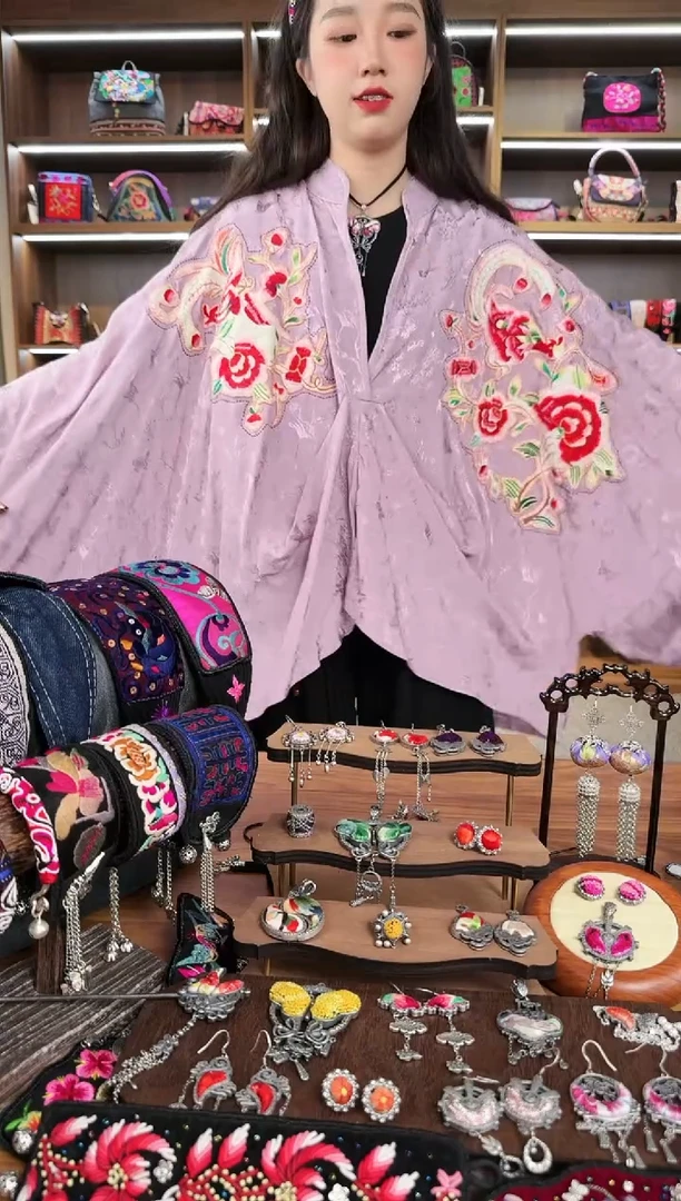 【闪购商品】织绣A26蒙阿苏苗绣传承