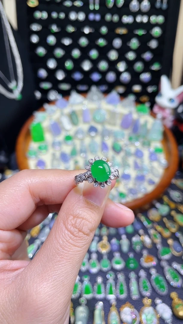 颈饰18K金镶嵌翡翠卡8.3满绿蛋面戒指