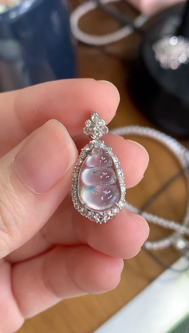 颈饰18K金镶嵌翡翠豆子