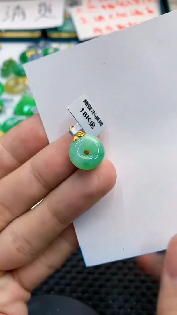 翡翠18K金镶嵌颈饰             8