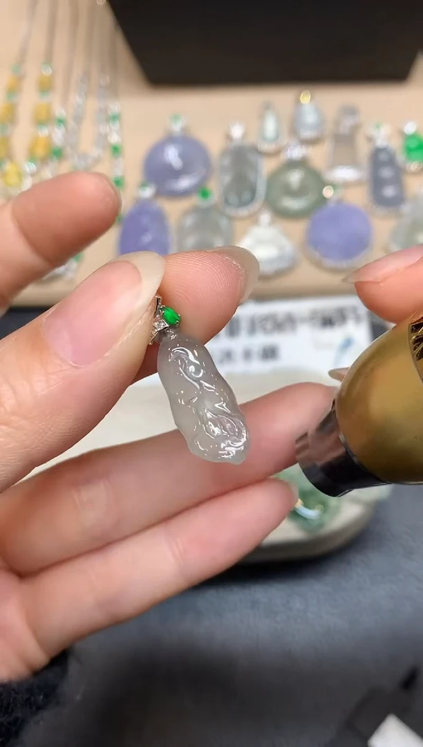 颈饰18K金镶嵌翡翠马蹄莲【无服务费