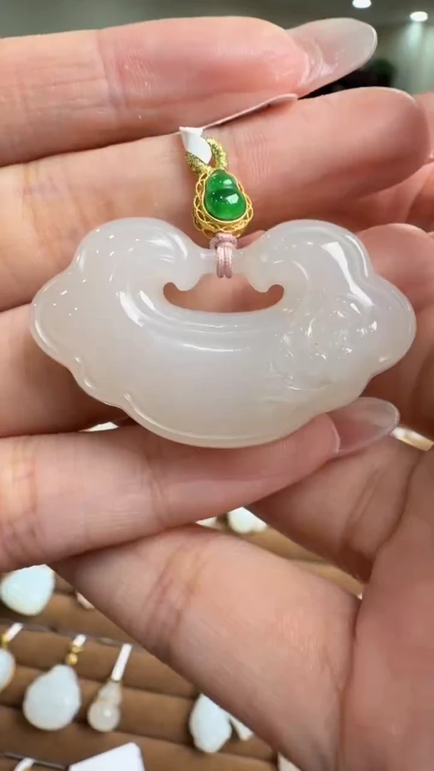 颈饰18K金镶嵌和田玉挂件