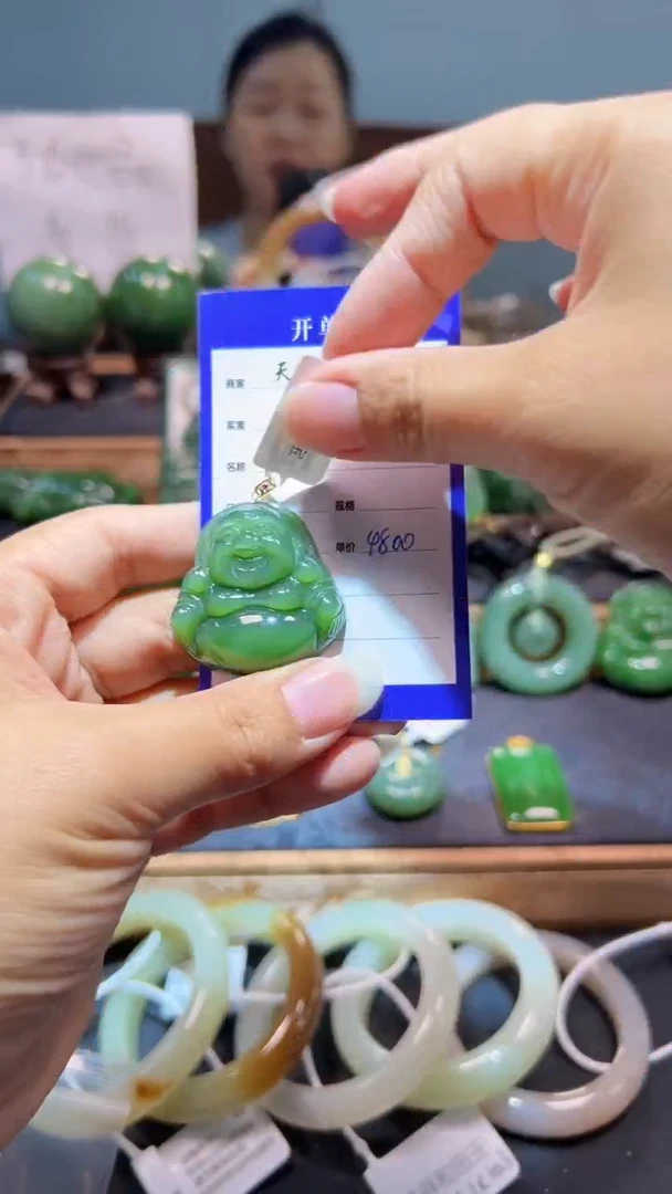 颈饰18K金镶嵌和田玉（碧玉）1