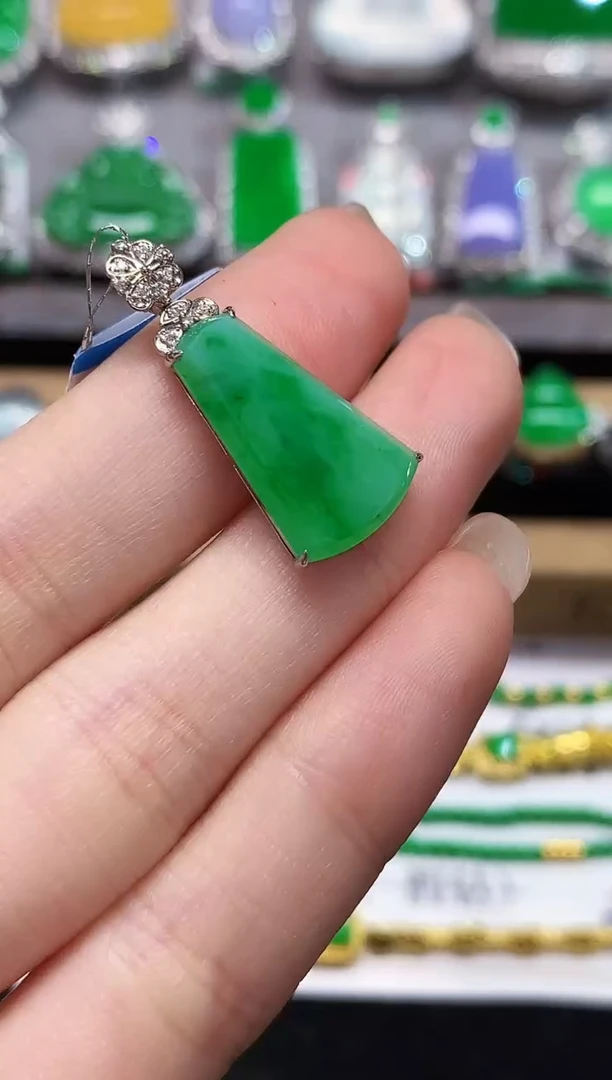 吊坠(不含链)18K金镶嵌翡翠多样性发其一