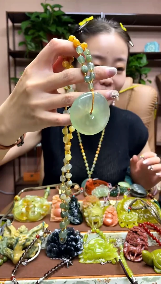 未镶嵌岫玉颈饰多样性发货发其中之一