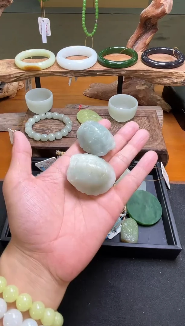 未镶嵌和田玉把件且末青白 富甲一方多样性发一