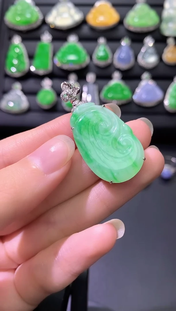 颈饰18K金镶嵌翡翠如意·