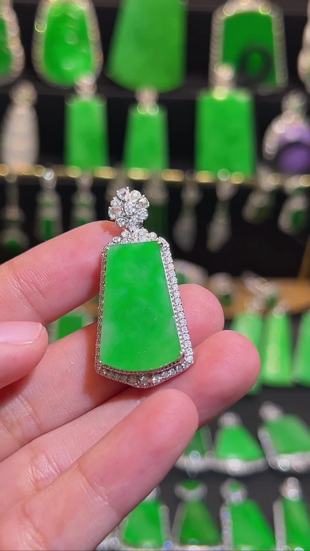 18K金镶嵌挂件翡翠吊坠