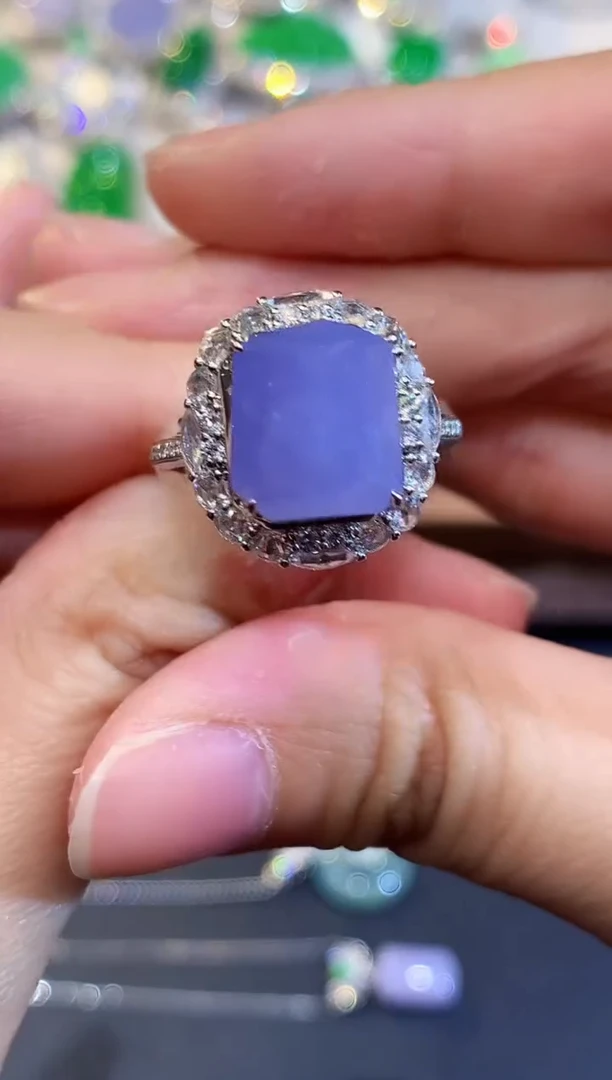 18K金镶嵌戒指翡翠多样性发其一