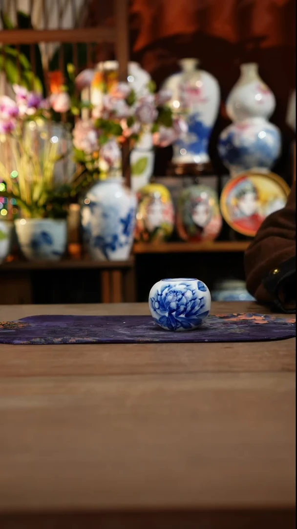 当代景德镇设计师釉下手绘陶瓷花瓶