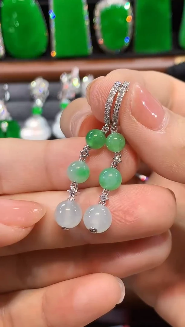 18K金镶嵌翡翠耳饰耳包