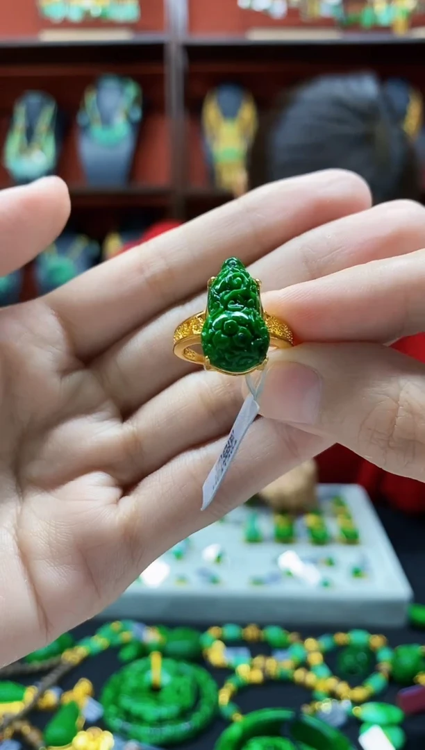 颈饰未镶嵌翡翠戒指