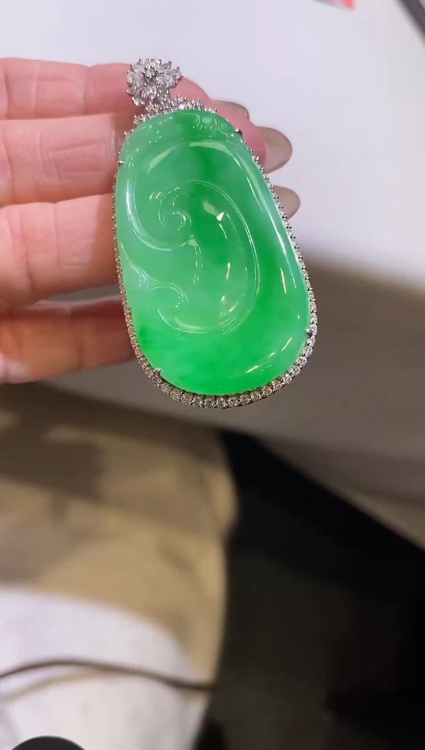 吊坠(不含链)18K金镶嵌翡翠如意