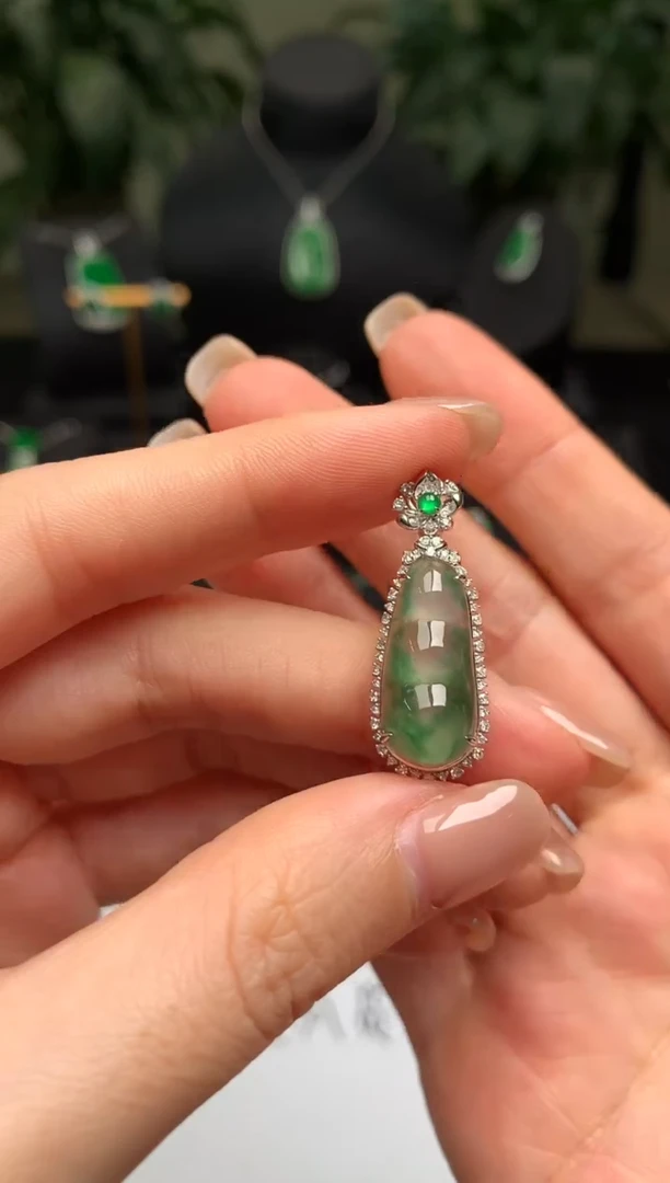 颈饰18K金镶嵌翡翠福豆