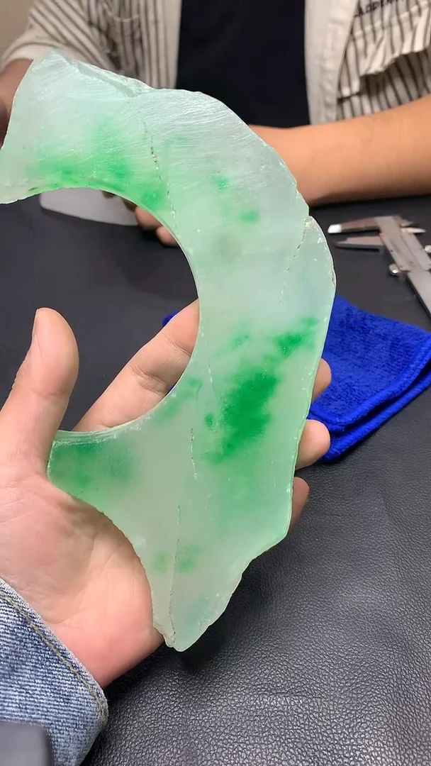 玉冰飘绿花边角毛胚