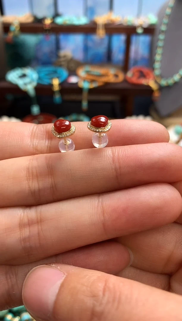 18K金镶嵌南红玛瑙耳饰牛血爱心耳钉