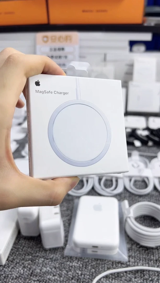 准新品国行15W无线磁吸充一手带盒未使用