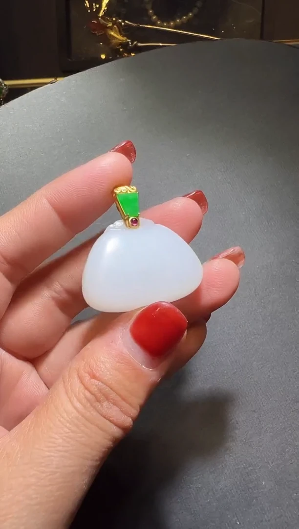 颈饰18K金镶嵌和田玉和田无事牌吊坠