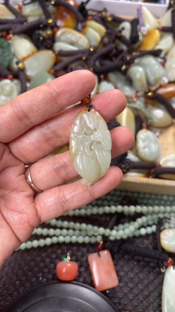 【闪购商品】和田玉颈饰未镶嵌多样性发货没有证书拍一发一有瑕