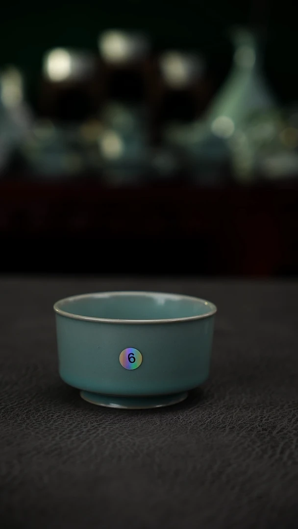 6号天蓝卷足唇口杯无纹微微瑕~帆