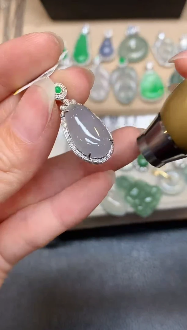 颈饰18K金镶嵌翡翠福瓜【无服务费