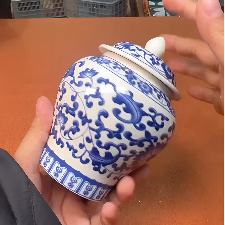 缠枝莲青花瓷茶叶罐 128