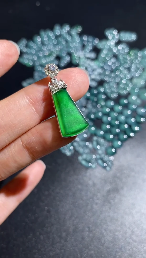 颈饰18K金镶嵌翡翠吊坠