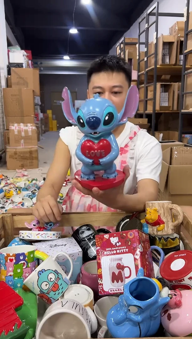 瓷片史迪仔抱心摆件