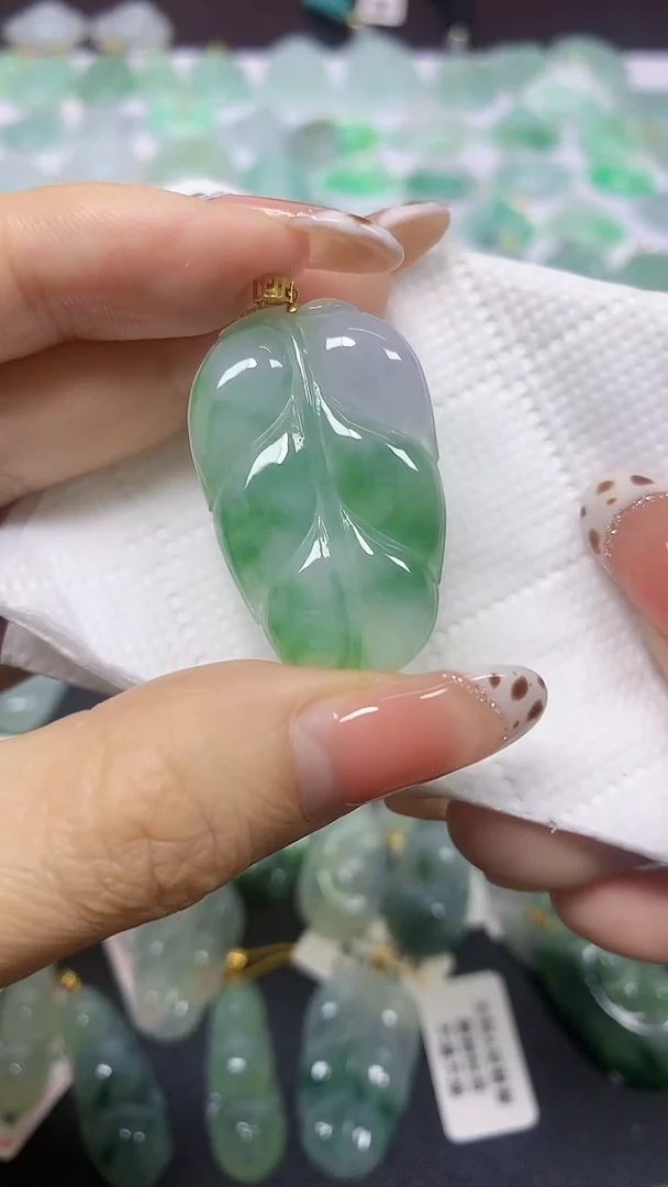 颈饰18K金镶嵌翡翠天然翡翠A货