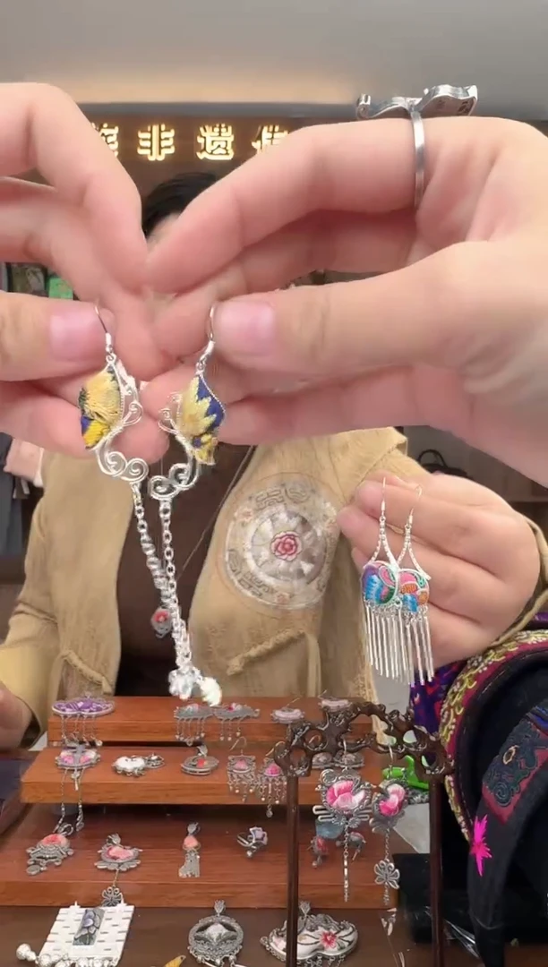 【闪购商品】织绣扶光苗绣传承213