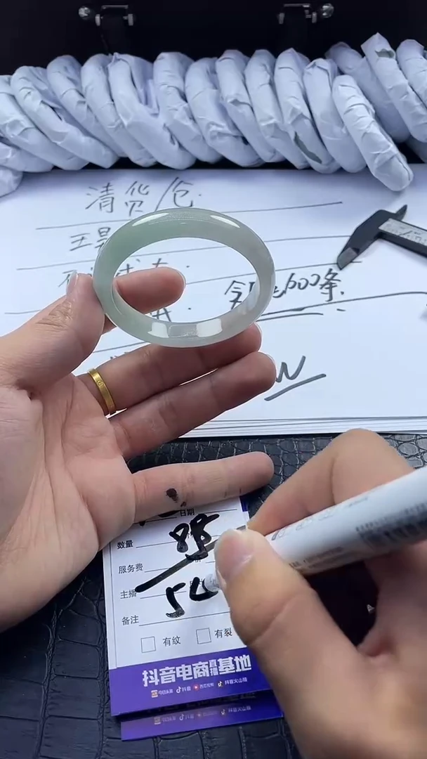 时尚大女王冰透美人镯处理C192