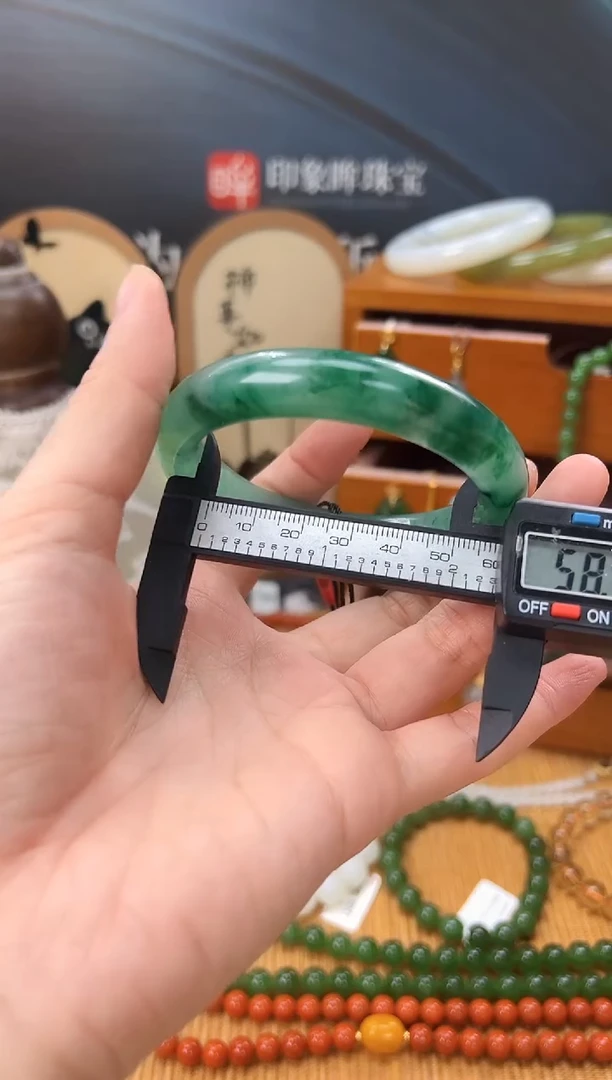 未镶嵌手镯石英质玉（非洲翠）cg