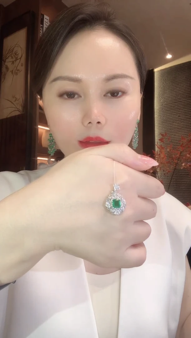 18K金镶嵌吊坠(不含链)祖母绿A29