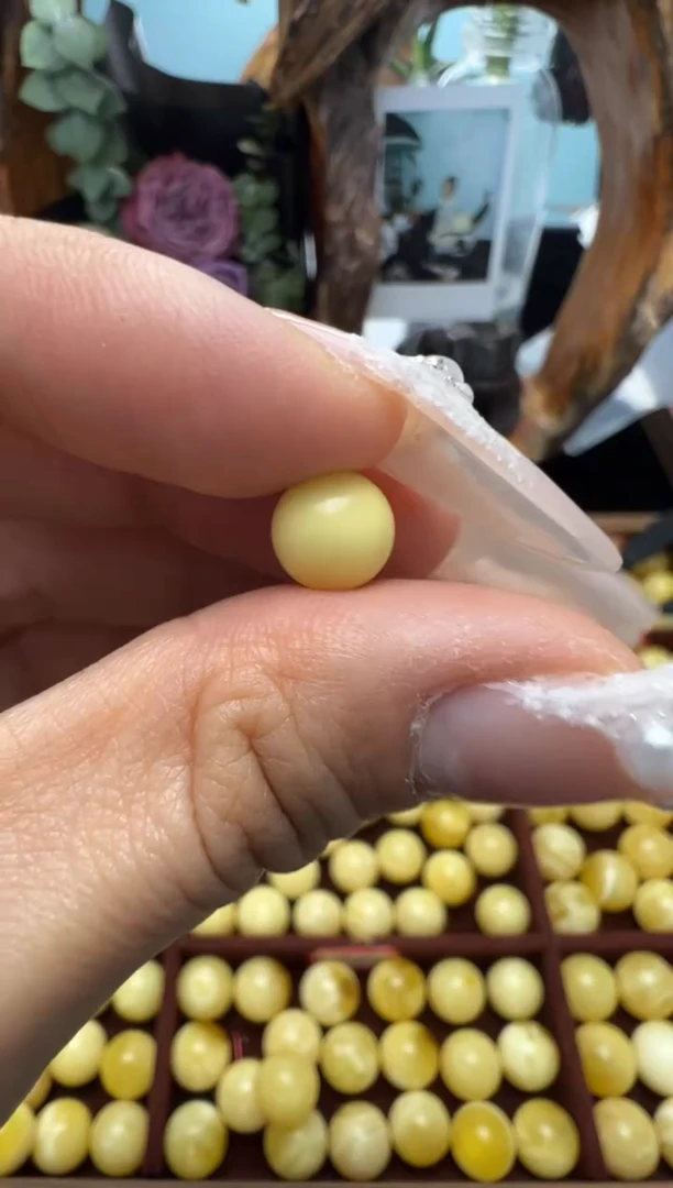 【闪购商品】蜜蜡裸石未镶嵌俄料微瑕8.3mm0.313克