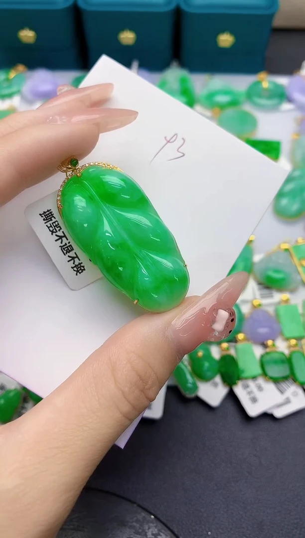 颈饰18K金镶嵌翡翠缅甸天然翡翠A货