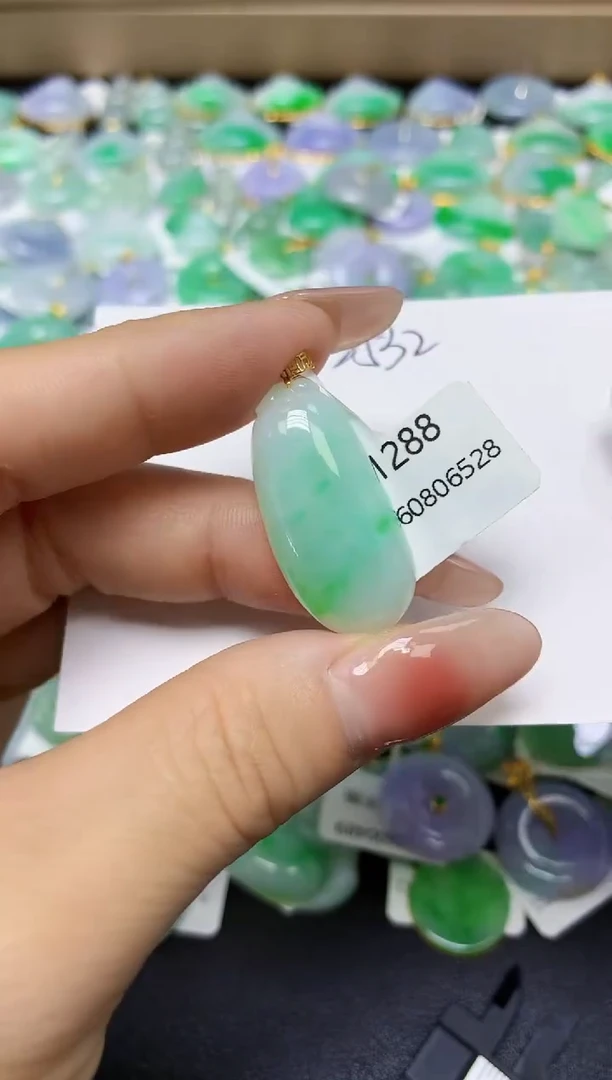 翡翠18K金镶嵌颈饰 天然缅甸翡翠A货