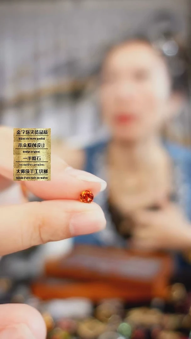 未镶嵌裸石石榴石（芬达石）刻面芬达石饰品