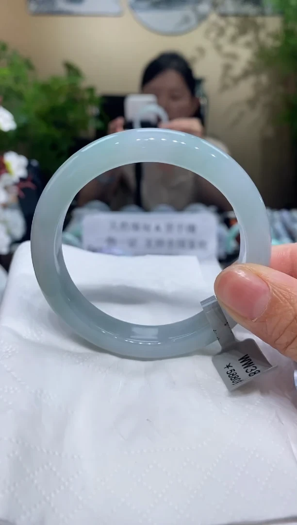 翡翠手镯未镶嵌翡翠手镯