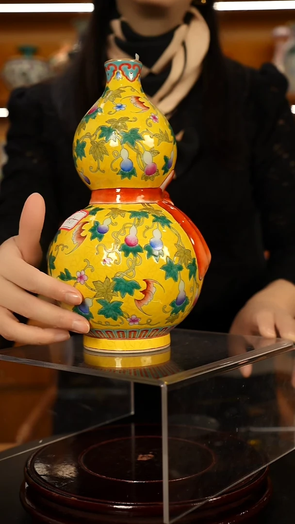 其他瓷黄地粉彩葫芦瓶