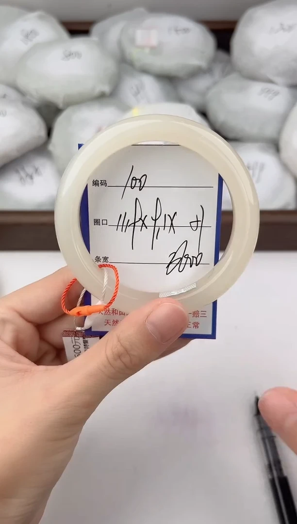 未镶嵌手镯和田玉100颜色微差无瑕疵