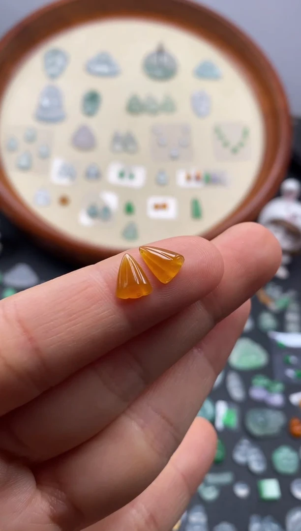 颈饰未镶嵌翡翠黄翡莲蓬1对/芬