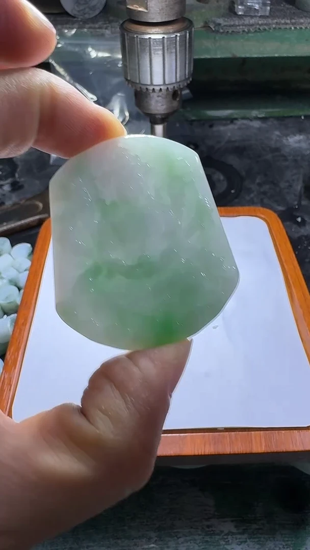 翡翠未镶嵌颈饰梦***光挂件