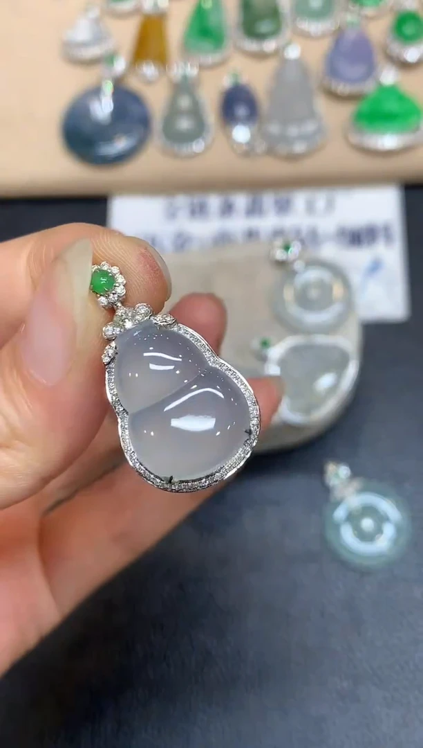 颈饰18K金镶嵌翡翠葫芦【无服务费