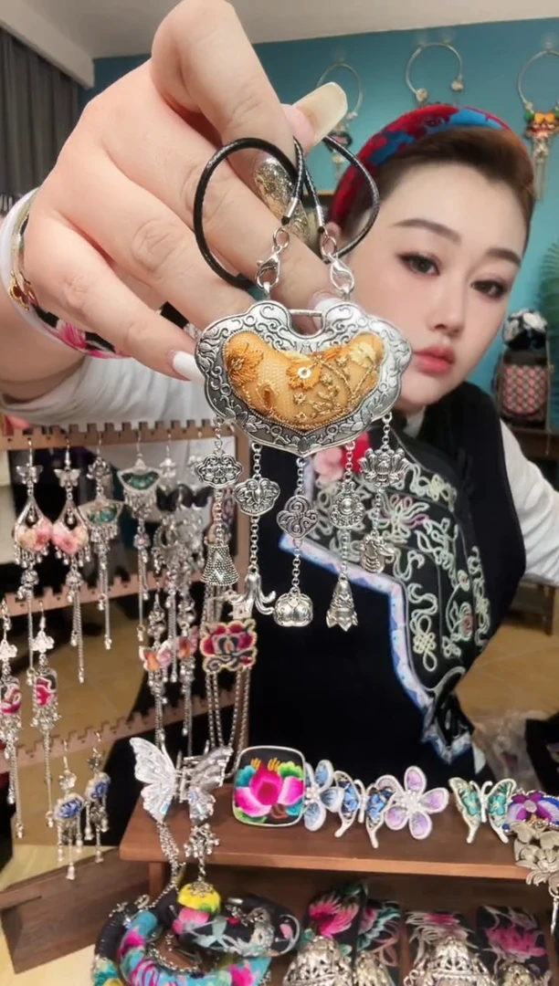 刺绣纯手工民族风刺绣吊坠