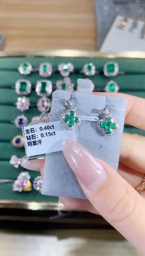 18K金镶嵌吊坠祖母绿吊坠多样性发一