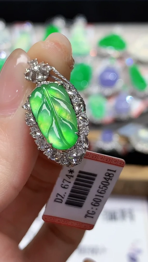 吊坠(不含链)18K金镶嵌翡翠W多样性发其一